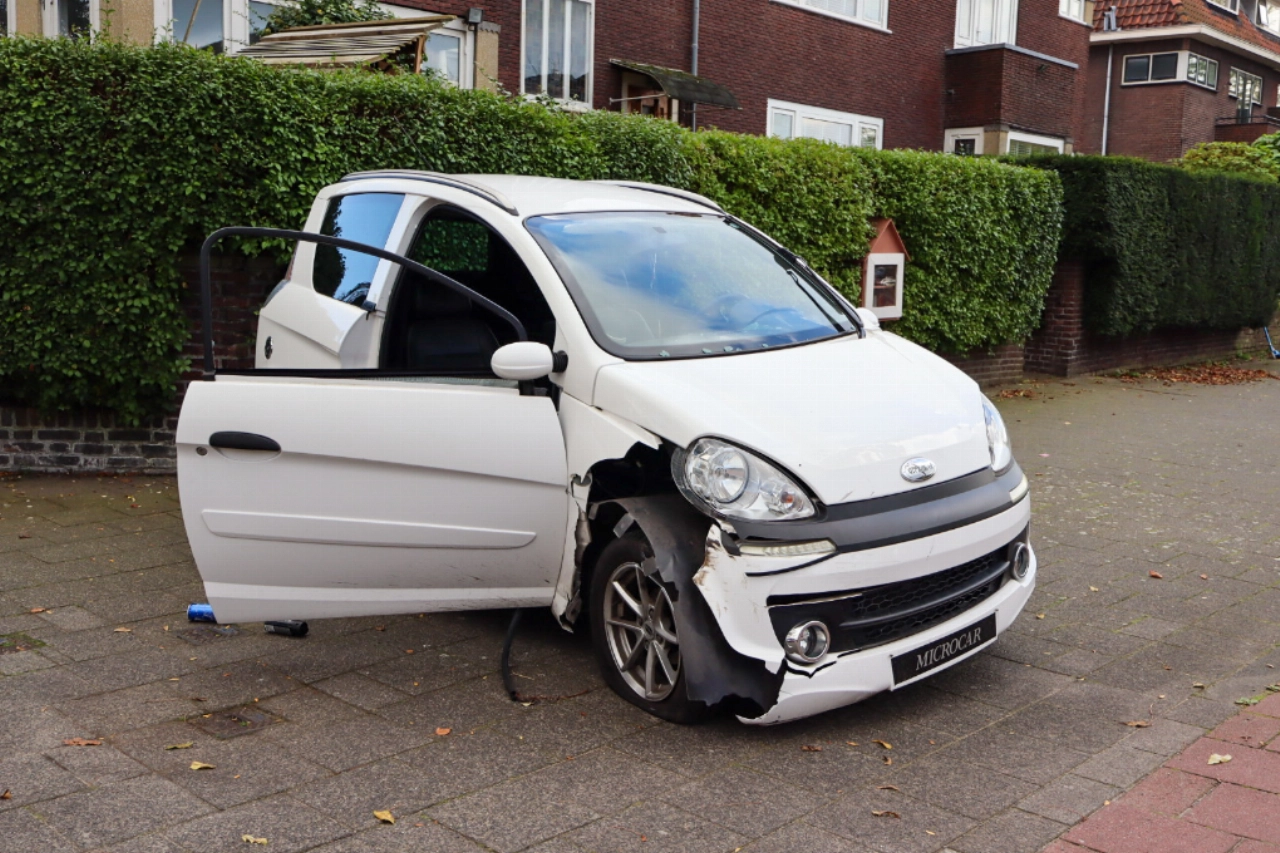 Brommobiel knalt tegen auto op Schiedamseweg